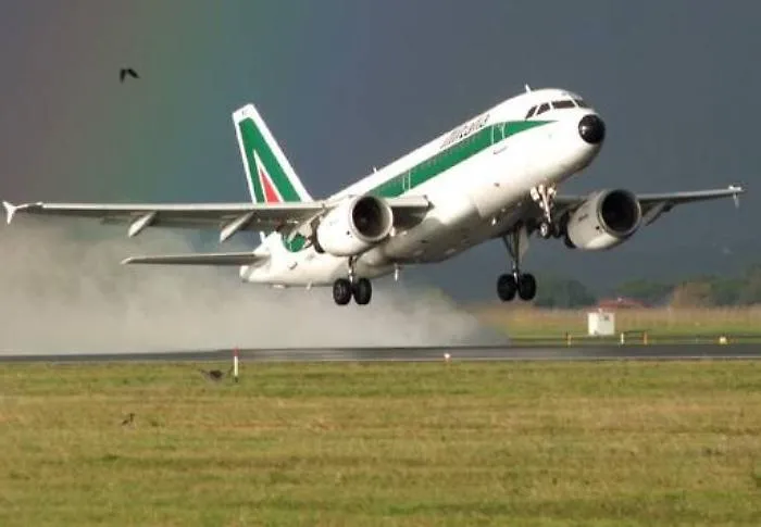 Catania: scritta &ldquo;Allah &egrave; grande&rdquo; su un aereo controlli negativi, volo Alitalia parte in ritardo