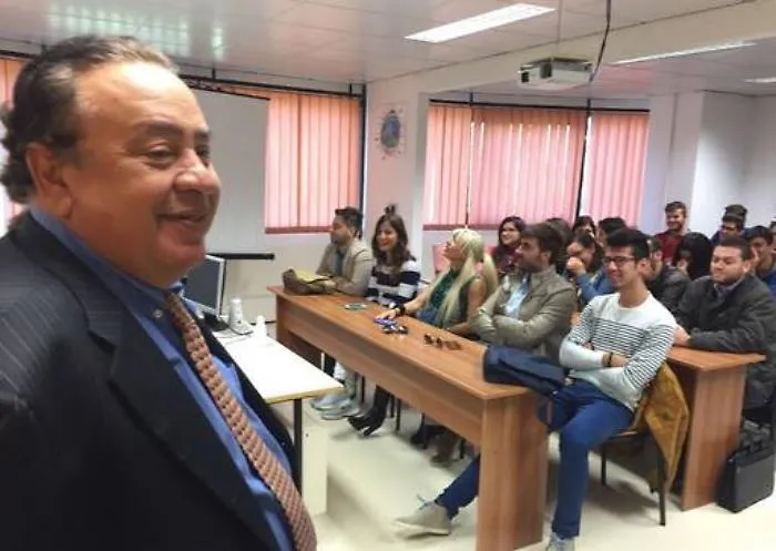 Come si dice medico in romeno? Mirellu Cos&igrave; a Enna la Dunarea sfida il ministero