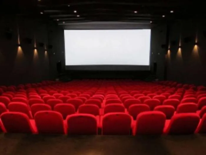 Due commedie e due film drammatici tra le new entry in sala nel weekend
