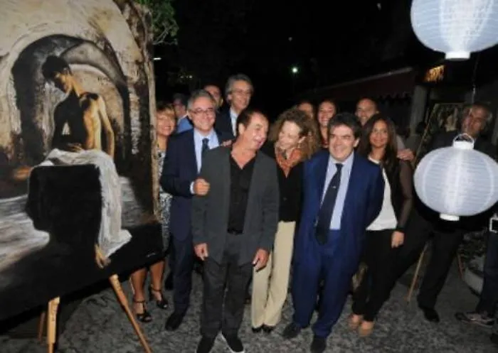 Ed &egrave; polemica per la foto di Bianco con il gestore della discoteca