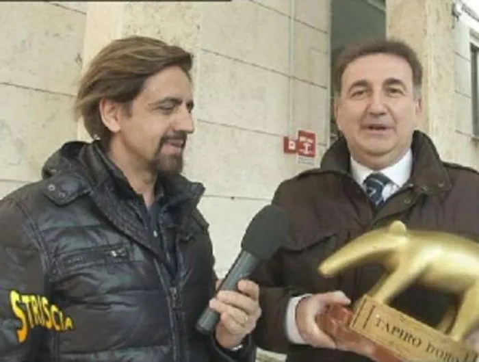 Il Tapiro di Striscia a Roberto Giacobbo Defin&igrave; soprannaturali i roghi di Caronia