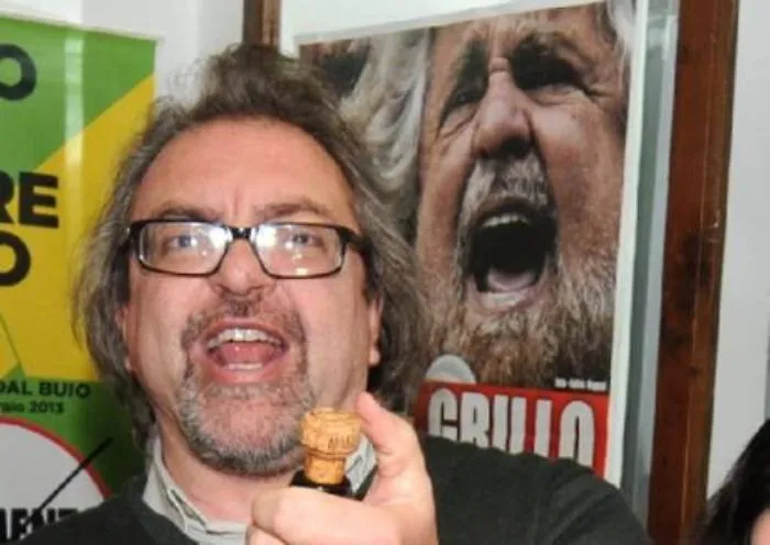 Il senatore catanese del M5S &ldquo;condanna&rdquo; Renzi: &laquo;Da impiccare&raquo;