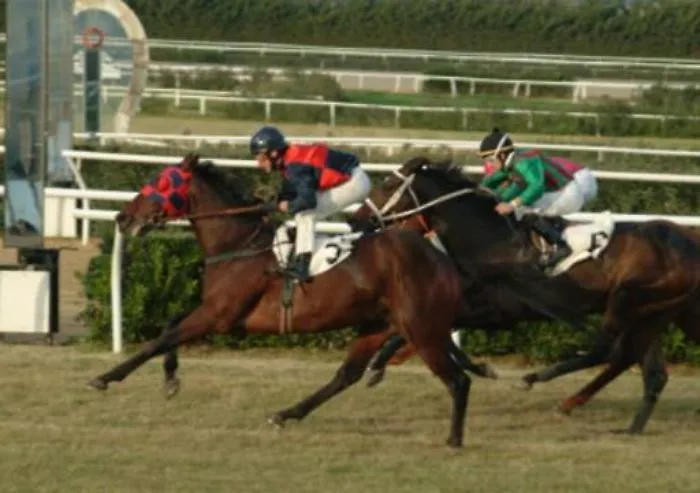 Ippodromo di Milano: fantino catanese si infortuna per buca
