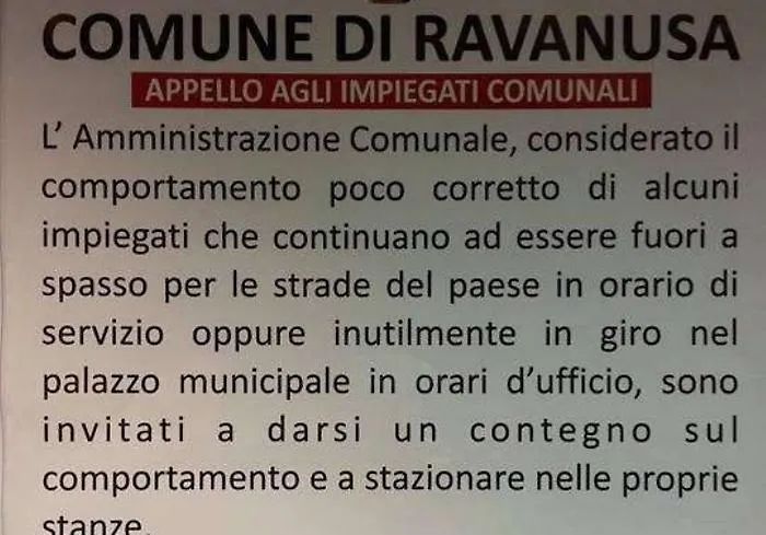 L&rsquo;avviso affisso dal sindaco in Comune &rdquo;Cari impiegati basta stare a spasso&rdquo;