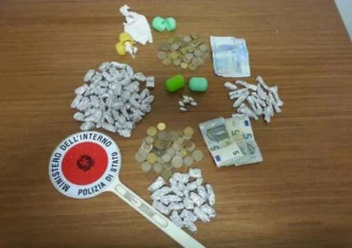 Librino: droga fra i rami dell&rsquo;albero trovata cocaina hashish e cannabis