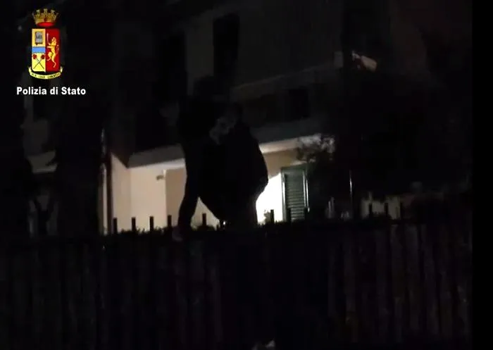Catania, usura e estorsioni con l&rsquo;ok dei clan Blitz della Polizia: otto arresti nella notte