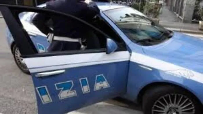 Porto Empedocle, tampona due auto e fugge