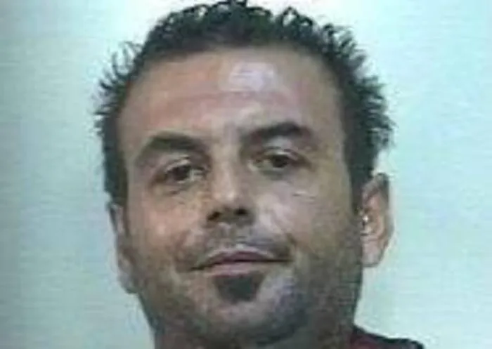 &rdquo;Questo &egrave; per te, sbirro&rdquo; E lo aggredisce con una mazza
