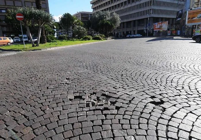 Sampietrini a basole, anche a Catania l&rsquo;antica pavimentazione genera rischi e costi