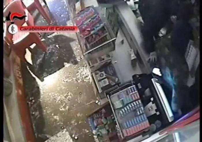 Zafferana, furto con spaccata sventato dai carabinieri: 3 arresti