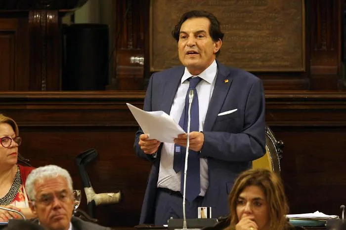 Crocetta duella con Renzi per il microfono: &laquo;Non abbiamo bisogno dei soloni di Roma&raquo;