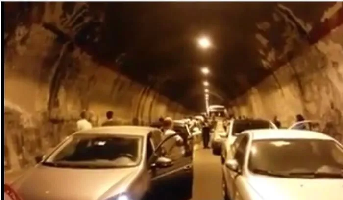 Siculiana, gi&ugrave; calcinacci dalla volta Automobilisti bloccati in galleria