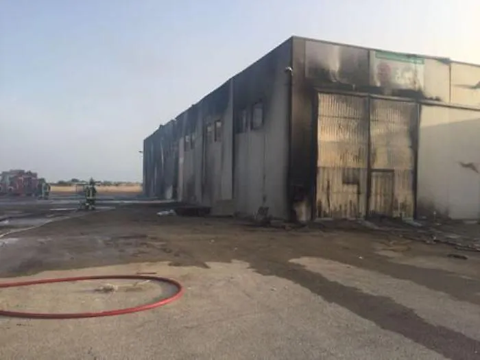 Deposito distrutto dalle fiamme a Santa Croce Camerina