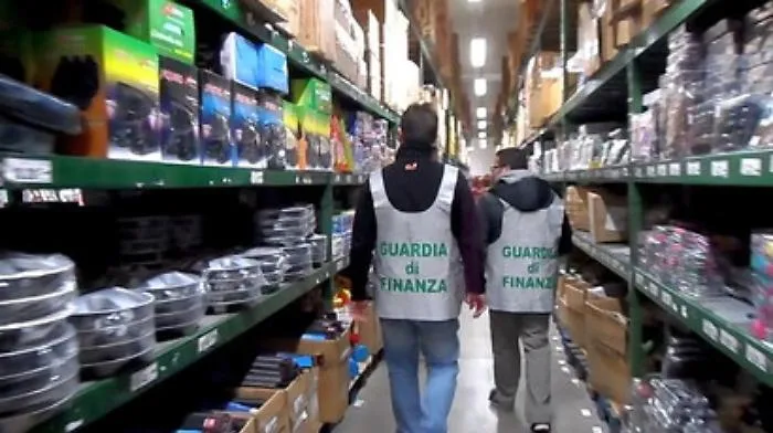 Misterbianco, stockhouse del falso Sequestrato un milione di oggetti