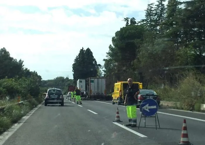 A18, autotreno in fiamme Coda di 2 km ad Acireale