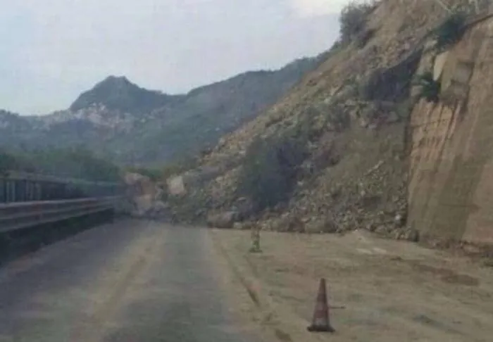 A18 interrotta, i primi rilievi del Cas &rdquo;Frana causata da lavori abusivi su collina&rdquo;