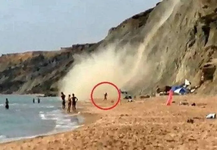 Agrigento, a un passo dalla tragedia Costone crolla su spiaggia, bagnanti sfiorati