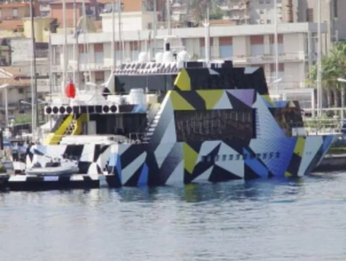 Al porto di Riposto il megayacht Guilty: a met&agrave; tra &ldquo;museo&rdquo; e opera di pop art