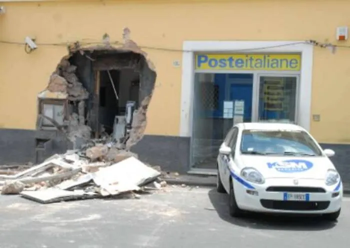 Catania, la banda del bancomat &ldquo;preleva&rdquo; uno sportello alle Poste