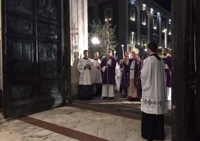Catania, mons. Gristina apre la Porta Santa Folla di fedeli commossa in Cattedrale