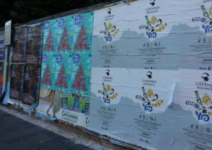 Catania, se sporcano i muri anche i poster della differenziata