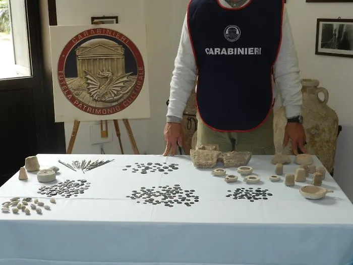 Deprevano i siti archeologici siciliani e rivendevano reperti all'estero: 2 arresti