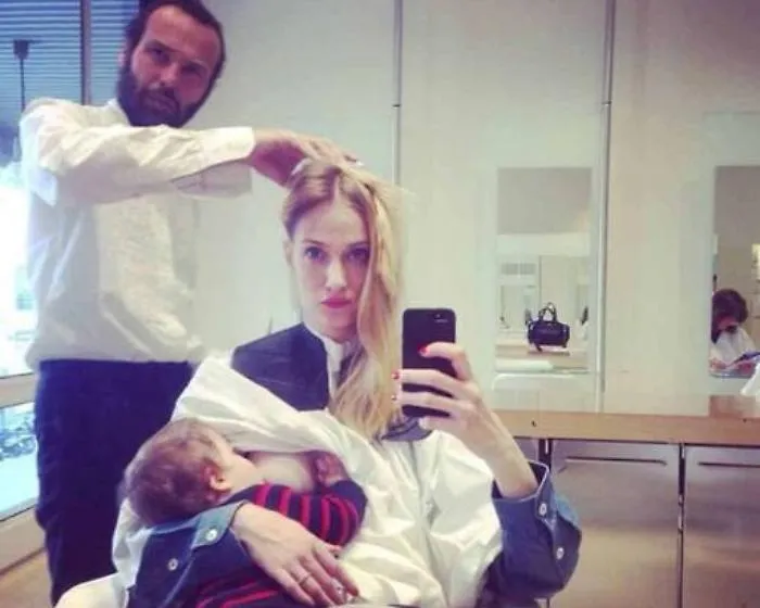 Eva, top palermitana sempre col beb&egrave;: allatta dove pu&ograve;