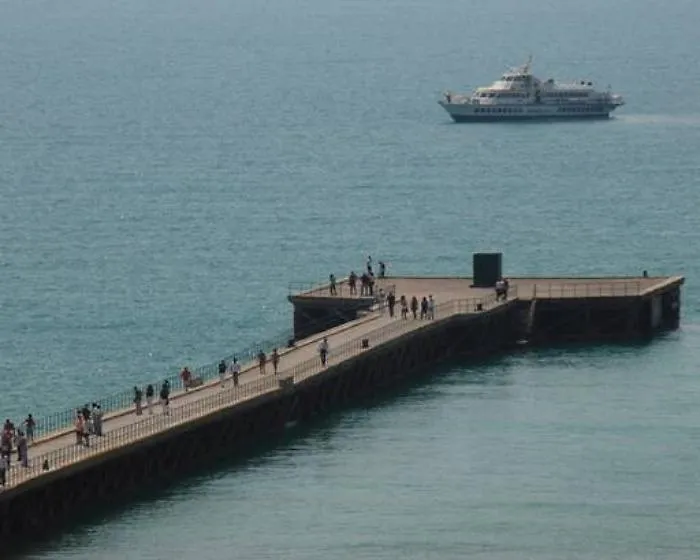  Il pontile   sulla spiaggia dello Sbarco degli Alleati andr&agrave; gi&ugrave;  ma la memoria rester&agrave;