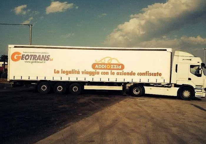 I camion dell&rsquo;azienda confiscata ad Ercolano viaggiano con il logo di &ldquo;Addiopizzo&rdquo;