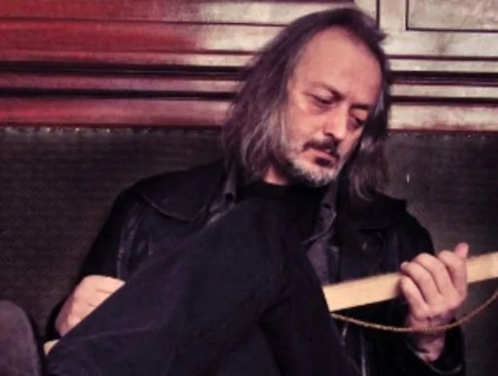 Il cantautore catanese Cesare Basile tra poesia, De Andr&eacute;, Cash e Balistreri