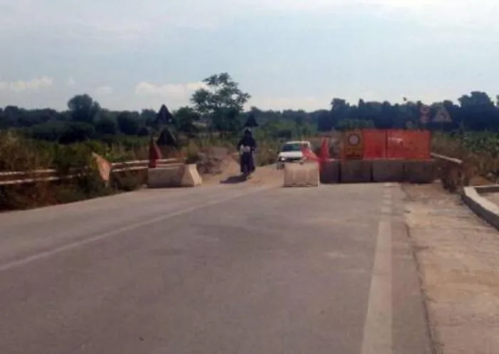Il ponte di Cassibile &egrave; off limits ma ci transitano tutti