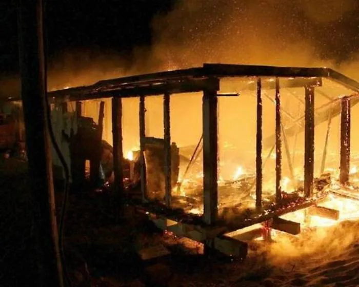 Priolo, boato  e fiamme in chiosco "Il Fenicottero Rosa"