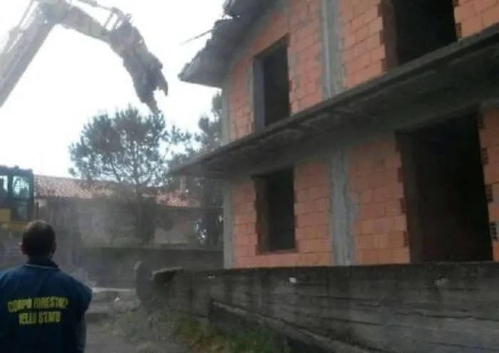 Parco dell&rsquo;Etna, arrivano le ruspe: abbattuta una villetta abusiva