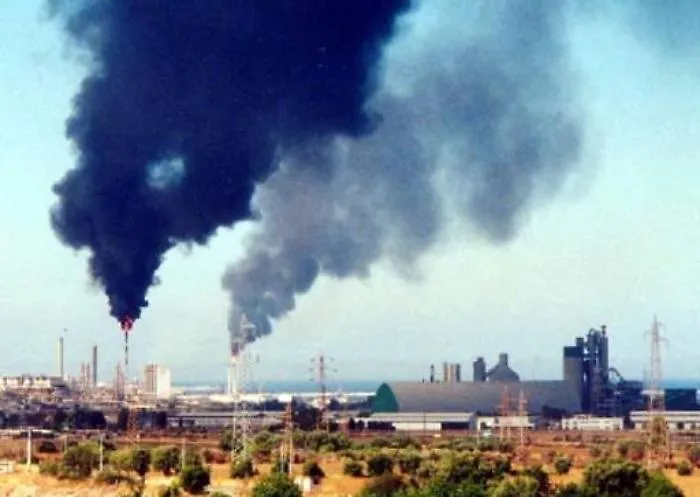 Miasmi nella zona industriale: Pippo Gianni convoca le aziende e chiede relazioni sull'idrogeno solforato