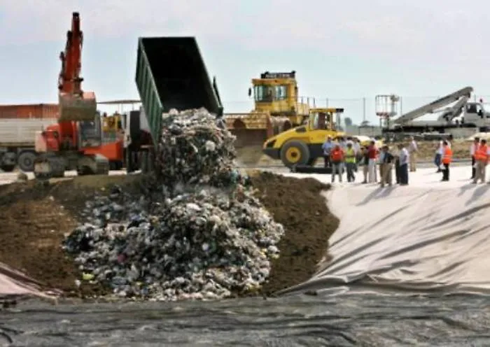 Rifiuti, ministro Galletti bacchetta la Sicilia: &laquo;Troppo uso discariche&raquo;