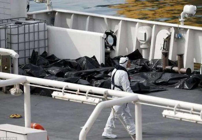 Strage di migranti: il procuratore di Catania &laquo;Chiusi nella stiva, non potevano salvarsi&raquo;