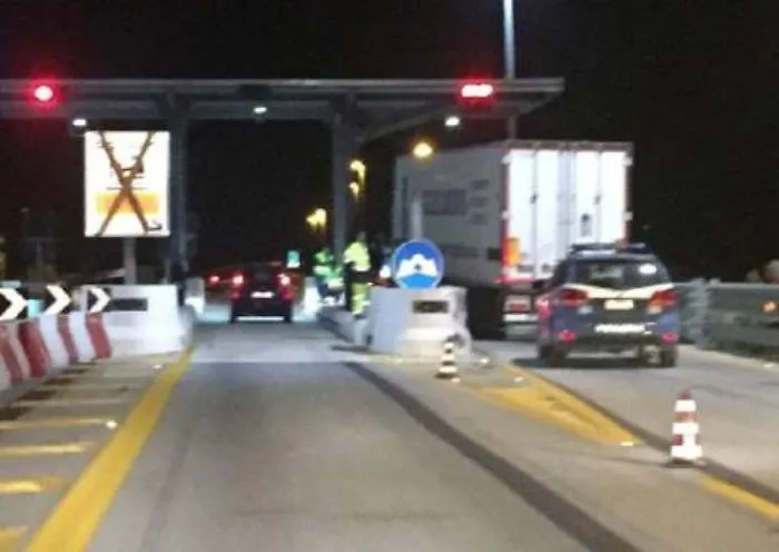 Un altro Tir incastrasto nel finto casello sulla Sr-Gela
