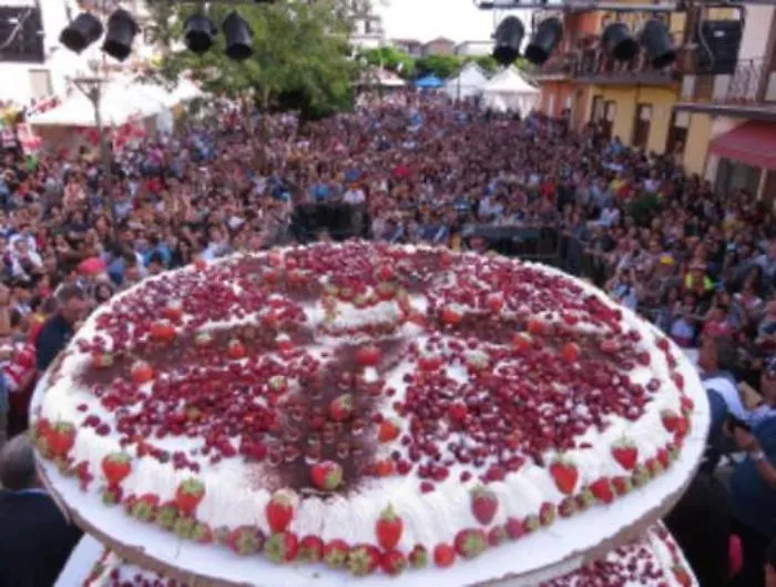 Una torta di 2.000 kg chiude a Maletto una sagra della fragola con boom di presenze
