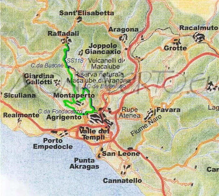 Cadono massi dal costone, chiusa la strada Fondacazzo-contrada Borsellino
