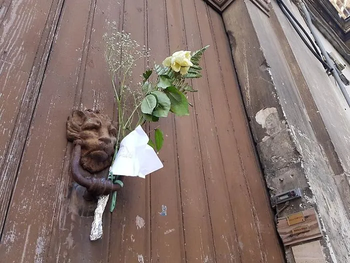 Una rosa gialla e un biglietto per Adele Funzionari Farnesina a Dacca per rientro salme