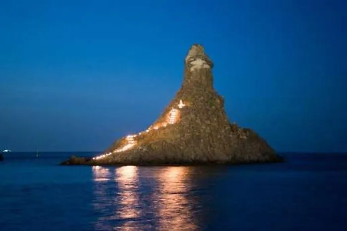 Aci Trezza, Faraglione illuminato e si prega la Madonnina per il mare pulito