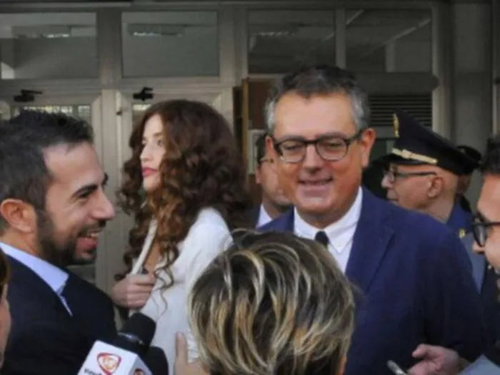 Il marito di Veronica: due milioni di danni. Lei: &laquo;Siete tutti pazzi&raquo;