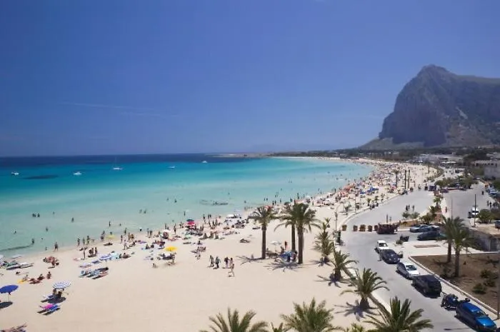 Spiagge, Legambiente e Touring club premiano &laquo;soltanto&raquo; Salina e San Vito Lo Capo