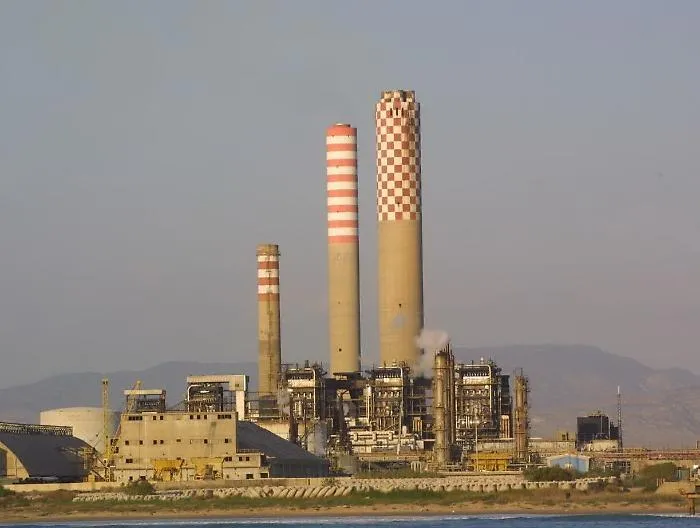 Il governo cancella gli ammortizzatori per i lavoratori di Termini e Gela. Nell'ex Raffineria si spera in quattro nuovi progetti