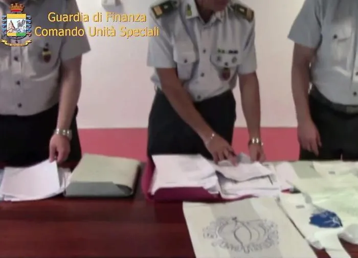 GdF sequestra 200 mila shopper tra la Sicilia e la Calabria