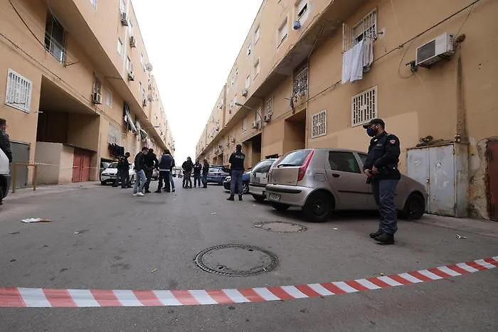 Controlli allo Zen: la Polizia scopre un deposito abusivo nelle intercapedini, recuperati tre scooter rubati e pezzi di ricambio