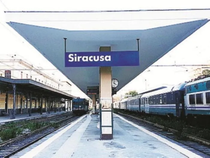 Pensionato muore travolto da un treno sulla Ct-Sr