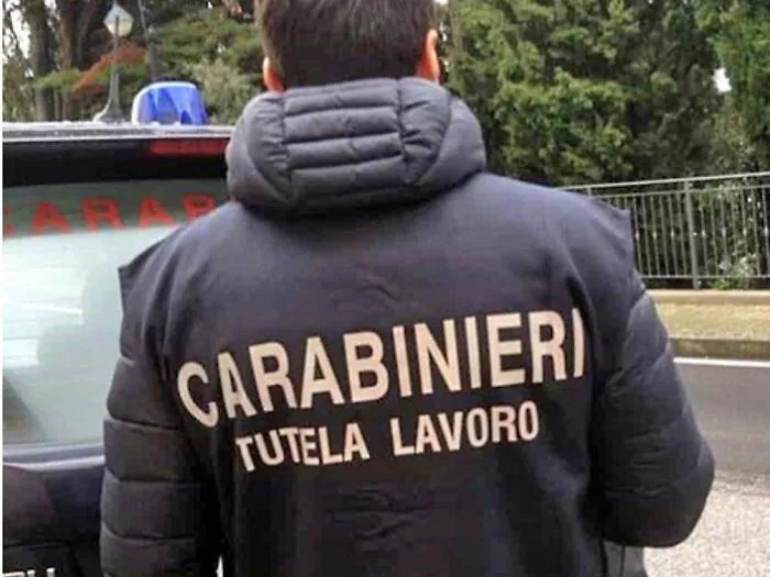 Blitz dei Carabinieri e dell'Inps tra i negozi di via Lincoln: lavoro nero e telecamere spie, 6 denunce e attivit&agrave; sospese