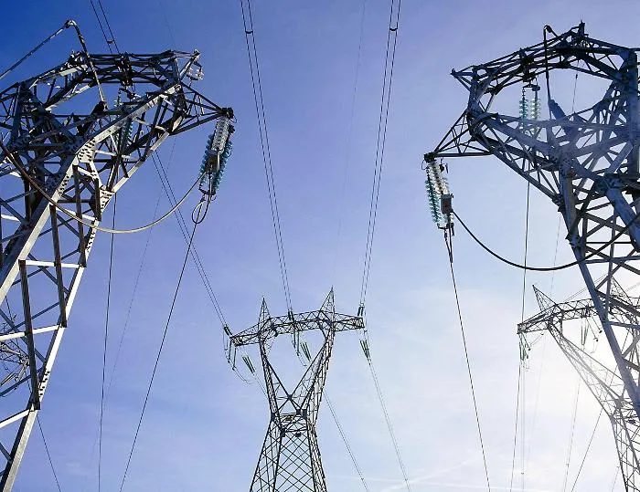 Sostegno alle famiglie, taglio dei prezzi del gas e riduzione degli incentivi sulle rinnovabili: ecco cosa prevede il decreto bollette