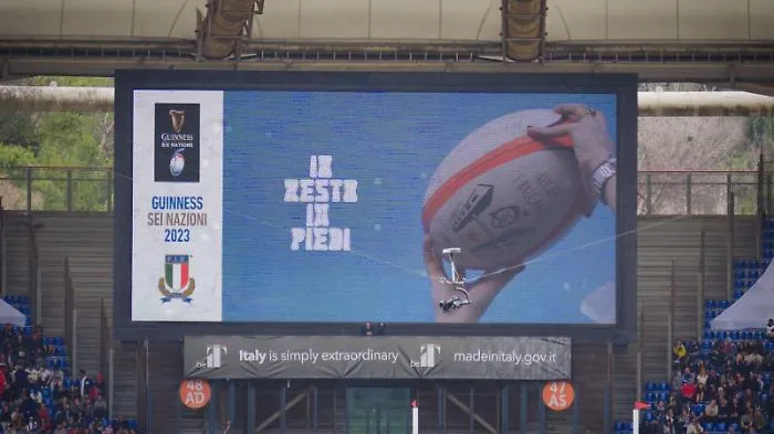 Spot "Resto in piedi" durante incontro di rugby a Roma